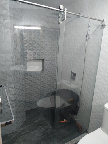 Imagen 2 de 10 de Cabinas De Baño En Vidrio Templado