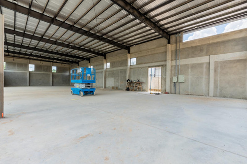 Local En Las Calandrias, Funes: Oportunidad Comercial En Zona De Gran Crecimiento Entrega 2025