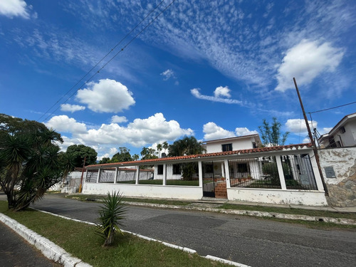 Cl-01-e - Quinta De Dos Esquinas (2 Casas Independientes En Mismo Terreno Ambas Con Dos Niveles)