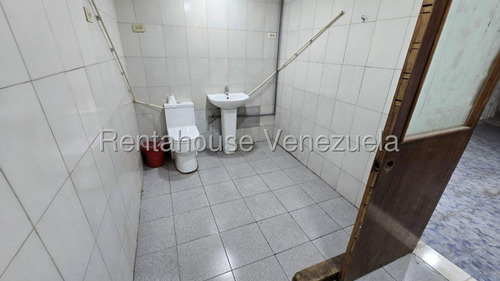 Ms: 25-24198 Se Vende Amplio Y Cómodo Galpón En Catia. A=867m2, 2b, 8p.