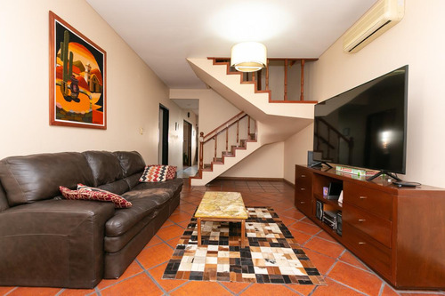 Casa 5 Ambientes Con Cochera, Fondo Libre Con Pileta Y Quincho