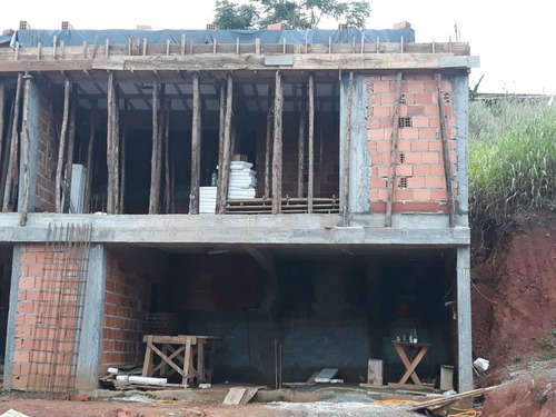 Sobrado Bem Localizado Com 03 Dormitórios Sendo 01 Suite E Demais Dependências. - 35711243v