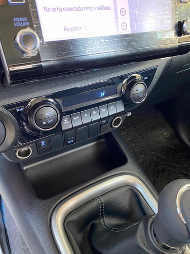 Imagen 8 de 12 de Toyota Hilux 2022 2.8 Cd Srv 177cv 4x2