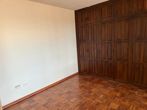 Amplio Departamento De 145 M2 Ofrece El Equilibrio Perfecto Entre Espacio, Ubicación Y Estilo Clásico.