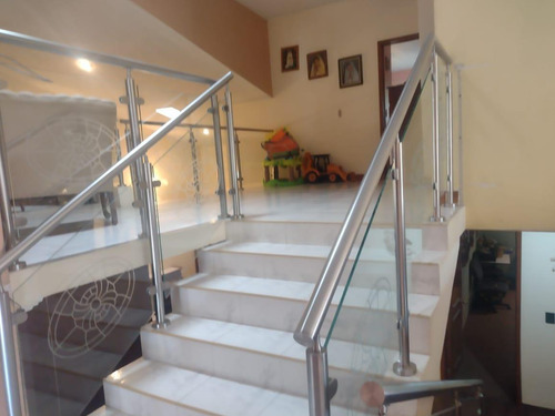 Casa En Desniveles De 3 Pisos, Hacienda Ojo De Agua Sup. 525 Mts