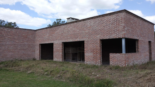 Quinta En Venta - 8 Dormitorios 5 Baños - Cocheras - 14.800mts2 - Salto