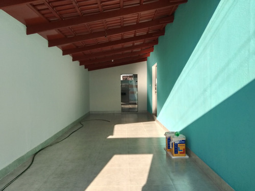 Casa Com 3 Quartos , 2 Banheiros , Copa , Área De Serviço
