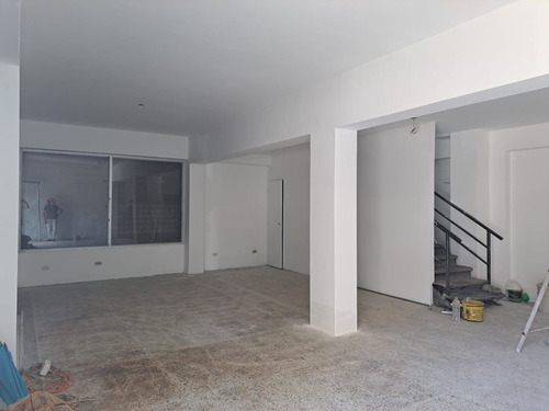 Se Alquila Local Comercial A Pie De Calle En La Av 5 De Julio En Puerto La Cruz, Anzoategui