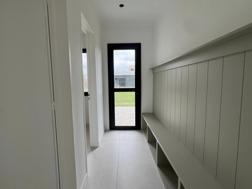 Casa En Venta Al Lago En Barrio Santa Ana, Villanueva. Tigre