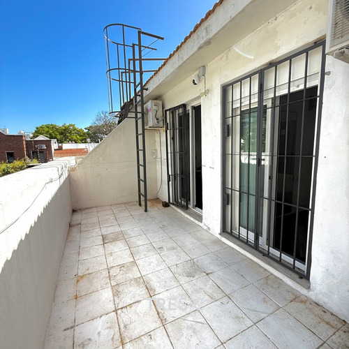Venta De Casa 4 Dormitorios, 2 Baños Y Garaje Todo A Nuevo En Pocitos