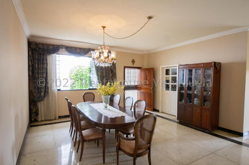 Bella Casa, Con Amplios Espacios Y Jardines Ubicada En Calle Cerrada. 25-17564.