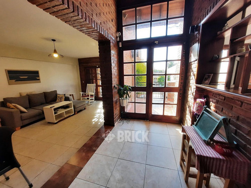 Casa Tipo Chalet En Lote De 432 M2 En Rodriguez Peña Al 900 - 3 Cocheras Piscina Quincho Parrilla