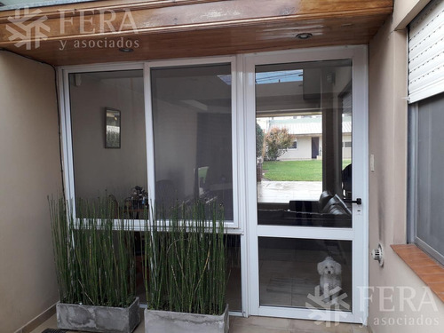 Imagen 5 de 23 de Venta De Casa 4 Ambientes En Bernal Con Cochera Y Fondo Libre (25629)