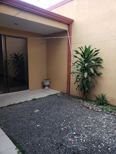 Imagen 1 de 14 de ¡ Amplia ! Casa Con Patio En Sabanilla