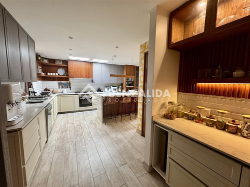 Casa En Venta De 5 Dorm. En Colina