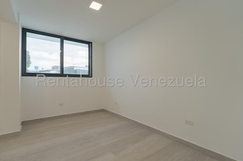 Hermosa Casa Totalmente Remodelada En Venta Ubicada En El Cafetal 25-17659