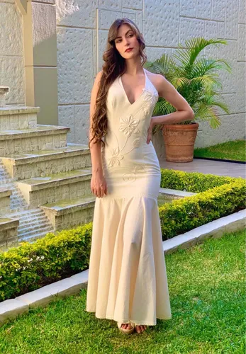 Vestido De Manta Con Flores Cosidas A Mano/ Modelo. Bella Vestido De Manta Con Flores Cosidas A Mano/ Modelo. Bella