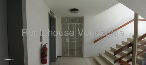 Apartamento Piso Medio Remodelado 160 M² 3h, 3b, 1p, Residencias Puerto Santo Con Piscina Pozo De Agua En Venta En Los Palos Grandes Avenida 4ta Y 5ta Transversal Caracas