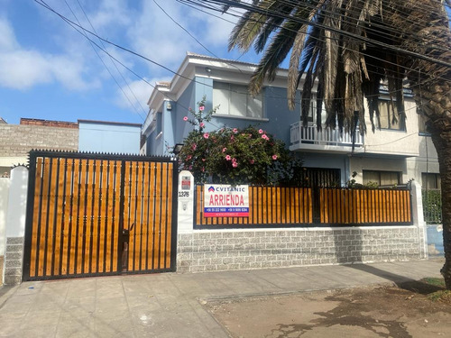 Casa Cinco Dormitorios Tres Baños Y Estacionamiento.