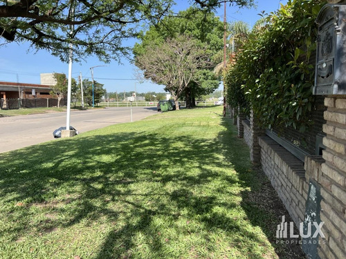 Imagen 3 de 30 de Venta Casa 3 Dormitorios Jardín Piscina Quincho . Av Pellegrini Al 100 Roldán