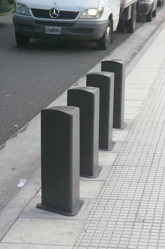 Bolardo Triangular Metálico Delimitador Protección Peatones