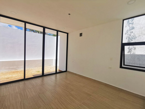 Casa En Venta En Fiora Residencial Cholul, Merida, Yuc. Rcv371