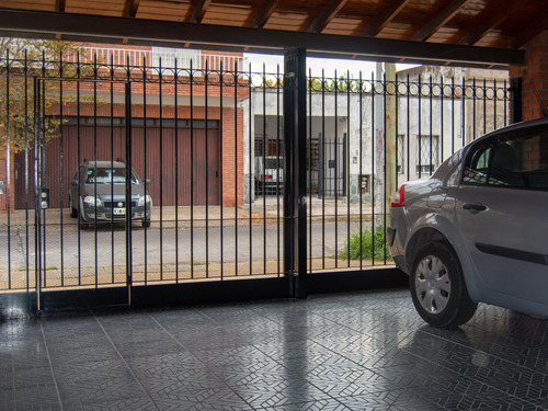 Espectacular Casa De 4 Ambientes Con Amplio Fondo Parque