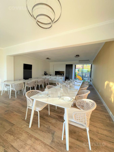 Apartamento En Alquiler En Torre Con Amenities, 2 Dormitorios En Suite, Cocina Integrada Y Toillette.-