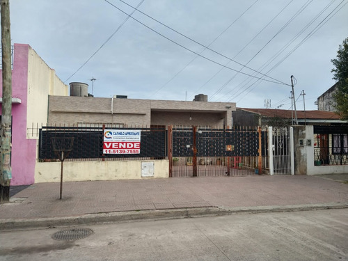 Casa De 3 Ambientes Ubicada En Villa Luzuriaga, Partido De La Matanza.