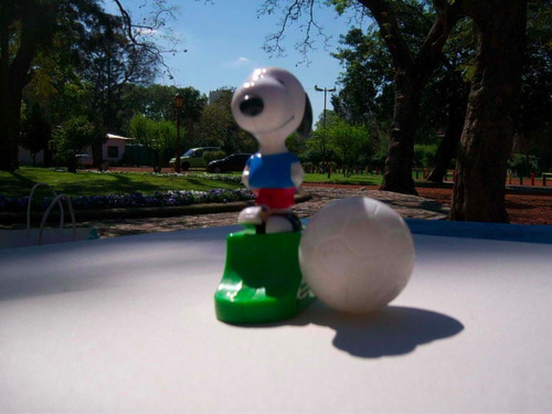 Snoopy Patea La Pelota