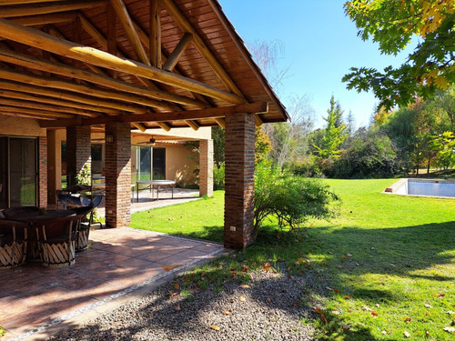Hermosa Casa Provenzal, Con Lindo Jardín. Chicureo Poniente.