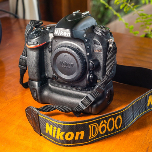 Nikon D600 Full Frame, Com Grip, Apenas 26k Clicks!