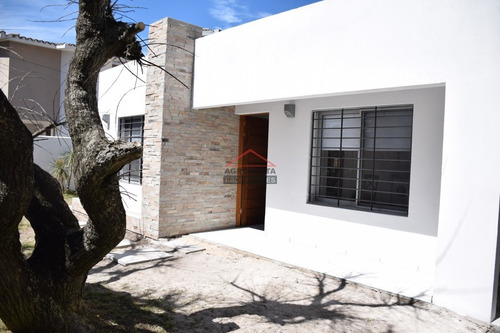 Casa 2 Dormitorios A Pasos De La Península Y De La Playa Mansa- Ref: 5345