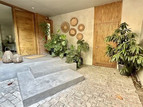 Estupenda Casa Remodelada En Vitacura, Excelente Ubicación.
