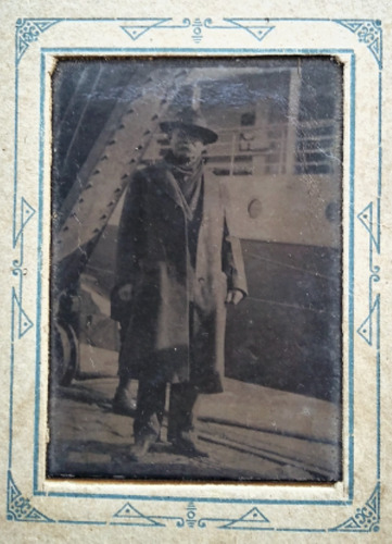 Foto De Cámara De Caja - Hombre Y Barco Detrás Circa 1900 (Usado)