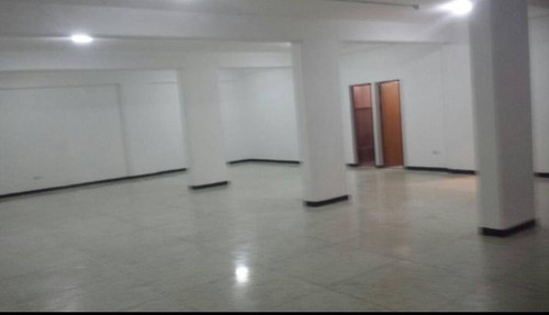 Imagen 7 de 30 de Espacioso Local Comercial En Excelente Ubicación En Alquiler En Barquisimeto, Cuenta Con 2 Baños Servicio De Agua. Luz, 2 Puestos De Estac. Arnaldo Lopez Tlf. 04245257450, Lara, Venezuela Cod. 22-6744