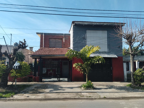 Venta Casa En 2 Plantas  Mas Depto. - Castelar Sur