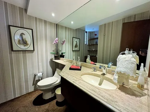 Casa En Excelente Ubicación, Calle Tranquila Y Con Vista Arbolada