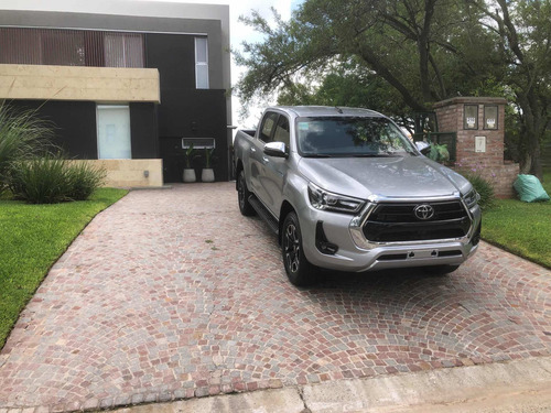 Imagen 2 de 19 de Toyota Hilux 2021 2.8 Cd Srx 177cv 4x2 At