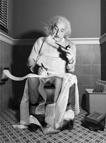 Quadro Poster Albert Einstein No Banheiro Sentado Grande
