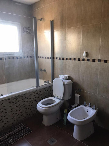 Casa En Venta - 3 Dormitorios 2 Baños 1 Pileta 1 Cochera - 230mts2 - Los Hornos