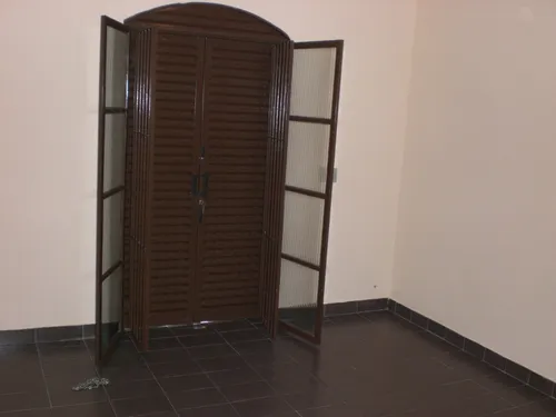 Dois Sobrados No Mesmo Terreno, Total De Cinco Quartos, Cômodos Amplos, 303m² De Área Construída