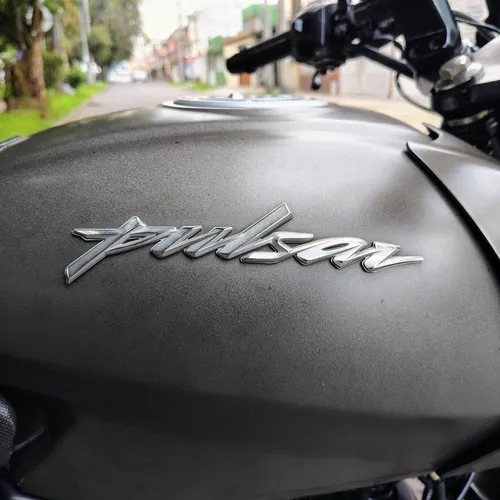 Bajaj Pulsar 180 Gris Asfalto 2022
