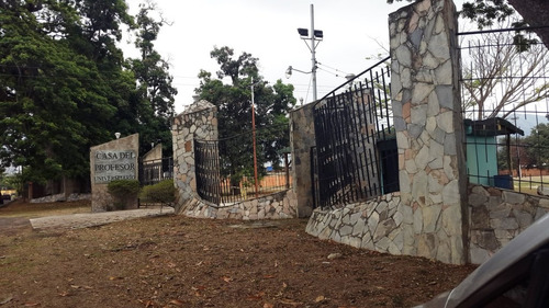 ** Josefina Toledo: Terreno Multifamiliar En Venta, San Diego, Al Lado La Casa De Los Profesores Universitario, 2042,70m², Vialidad En Cemento, Agradable Clima, Anteproyecto