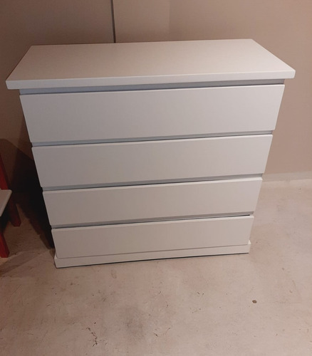 Imagen 3 de 10 de Comoda Ralph 4 Cajones Laca Blanca En Mdf Y Madera Maciza