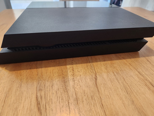Playstation 4 500 Gb. + 2 Controles Con Detalles Menores. Negro (Usado)