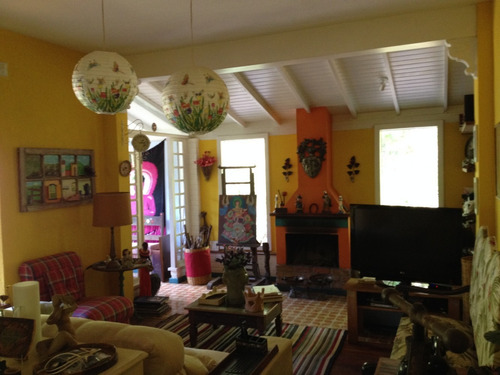 Casa Em Secretário Petrópolis Com Área De Lazer E Atelier
