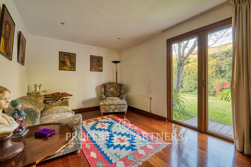 Casa Chilena En Sector Residencial, Cercana A Cole...