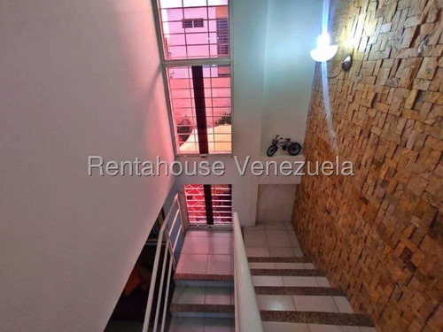 Fredxia Castillo Vende Comoda Y Amplia Casa En La Mora Cabudare # 25-18453