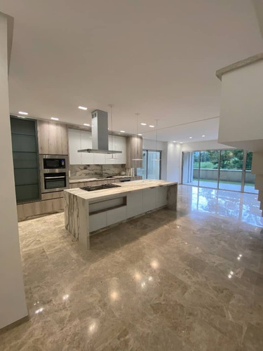 Imagen 6 de 15 de Yosmar & Fernando Venden Town House En Cumbres De Guataparo. Foth-
